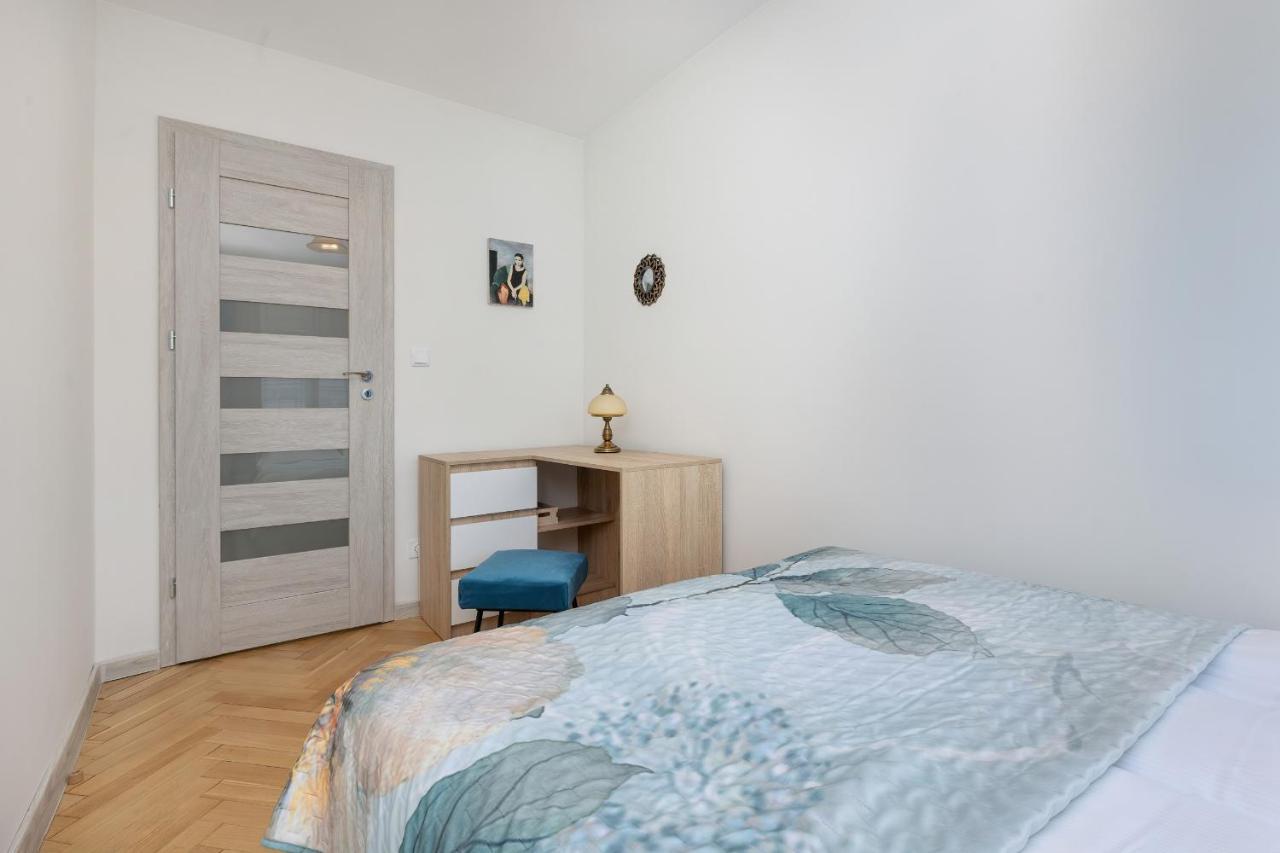 Cozy And Comfortable Wola Apartment By Noclegi Renters Varsó Kültér fotó