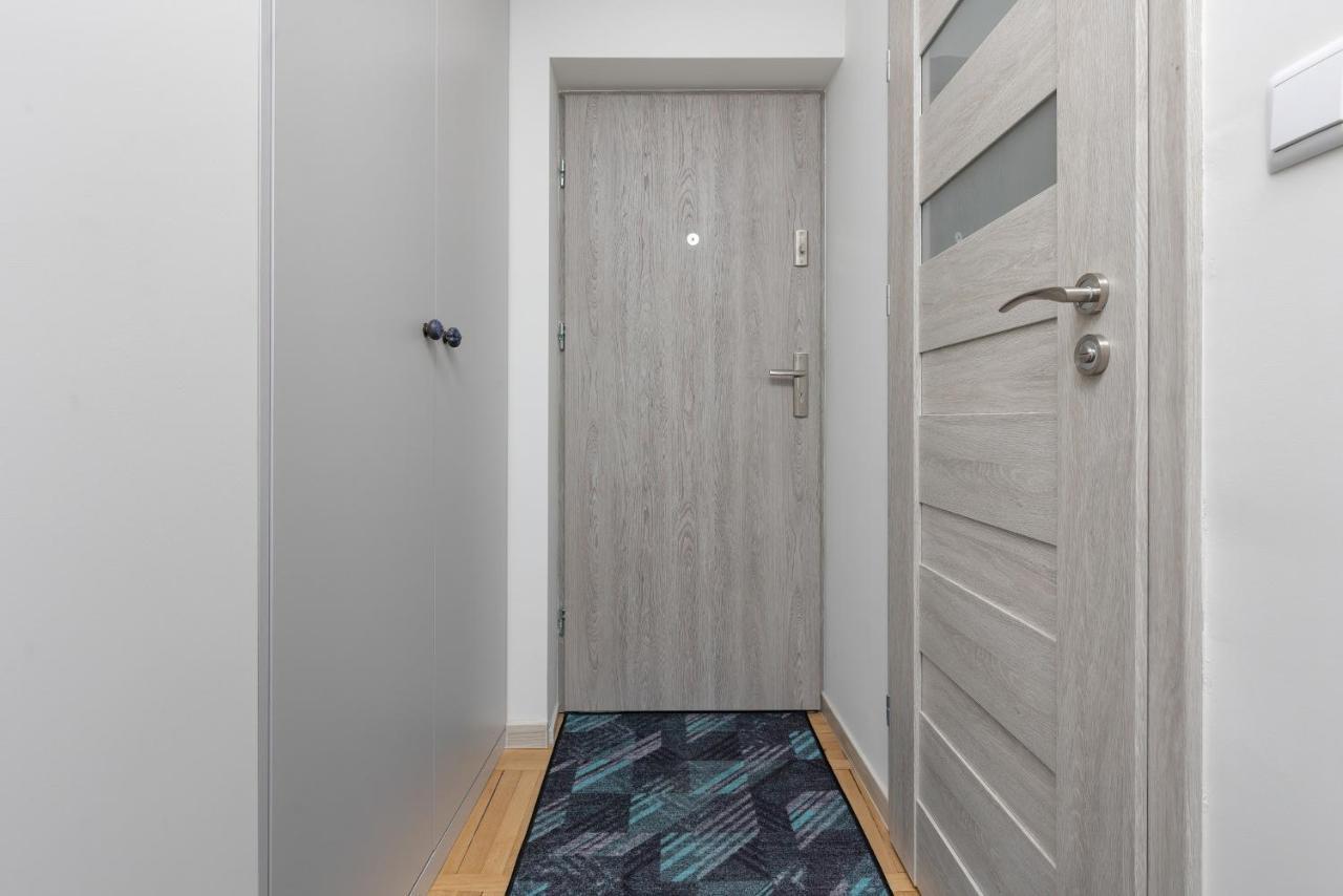 Cozy And Comfortable Wola Apartment By Noclegi Renters Varsó Kültér fotó